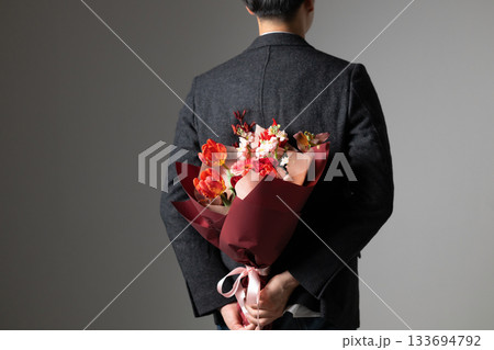 花束を持った男性（後姿） 133694792