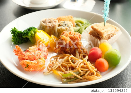 ビュッフェスタイルの取り皿 133694835