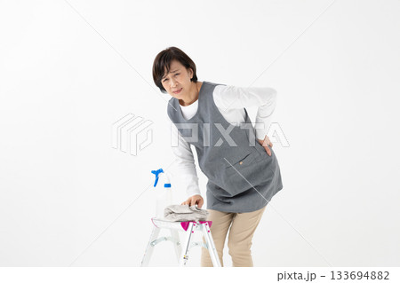 掃除をする女性 掃除をする女性 133694882
