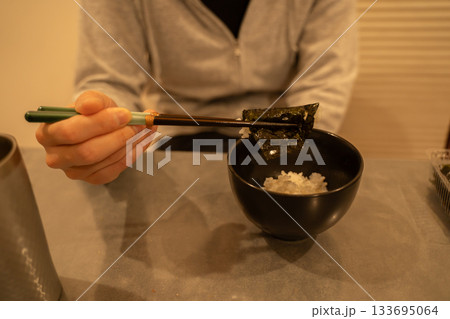 ご飯を食べる男性 ご飯を食べる男性 133695064