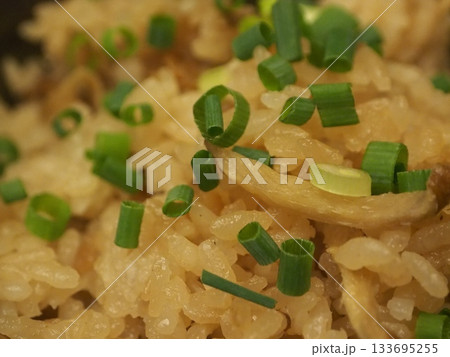 青ネギが散らされた牛蒡の炊き込みご飯のアップ 青ネギが散らされた牛蒡の炊き込みご飯のアップ 133695255