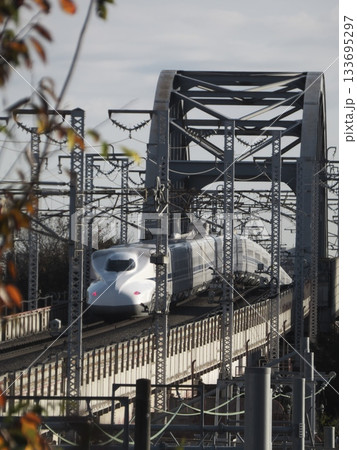 東京都大田区の第二京浜を跨ぐ馬込架道橋を走る東海道新幹線N700系 東京都大田区の第二京浜を跨ぐ馬込架道橋を走る東海道新幹線N700系 133695297