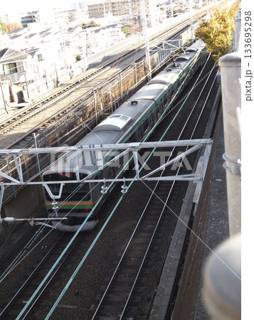 東京都大田区の跨線橋から見下ろす走行中の湘南新宿ライン 133695298