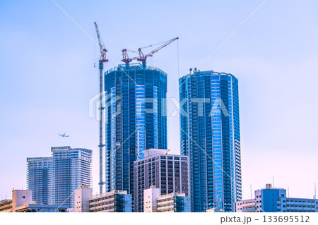 日本の東京都市景観航空機や建設中の豊海地区・タワーマンションなどを望む 日本の東京都市景観航空機や建設中の豊海地区・タワーマンションなどを望む 133695512