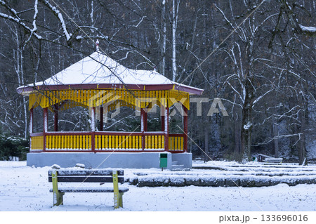 Gazebo in public park covering by winter snow Gazebo in public park covering by winter snow 133696016