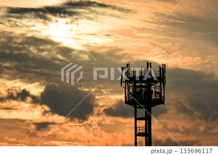 通信イメージ(電波塔:基地局) 通信イメージ(電波塔:基地局) 133696117