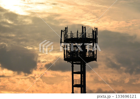 通信イメージ（電波塔:基地局） 133696121