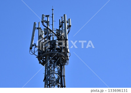 通信イメージ（電波塔:基地局） 133696131