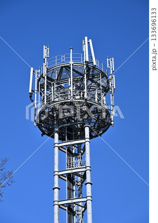 通信イメージ（電波塔:基地局） 133696133