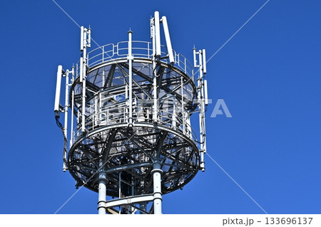 通信イメージ（電波塔:基地局） 133696137