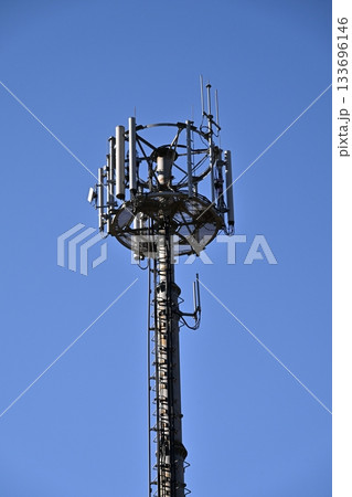 通信イメージ（電波塔:基地局） 133696146