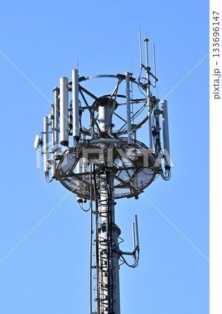 通信イメージ(電波塔:基地局) 通信イメージ(電波塔:基地局) 133696147