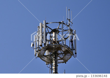 通信イメージ（電波塔:基地局） 133696148