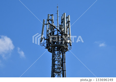 通信イメージ（電波塔:基地局） 133696149