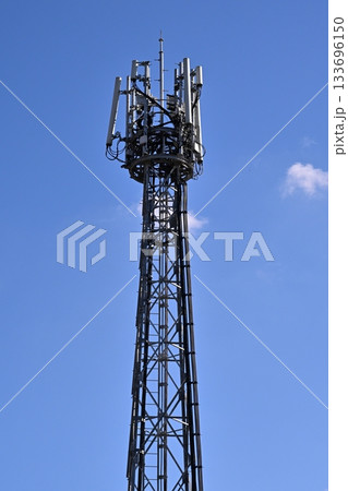 通信イメージ（電波塔:基地局） 133696150