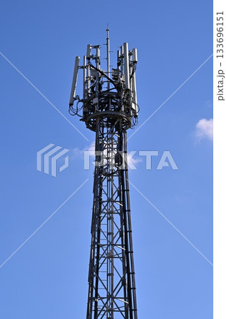 通信イメージ（電波塔:基地局） 133696151