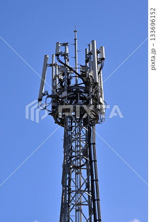 通信イメージ（電波塔:基地局） 133696152