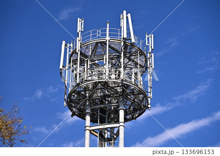 通信イメージ（電波塔:基地局） 133696153