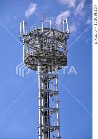 通信イメージ(電波塔:基地局) 通信イメージ(電波塔:基地局) 133696157