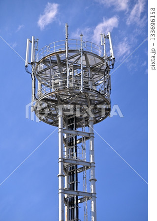 通信イメージ（電波塔:基地局） 133696158
