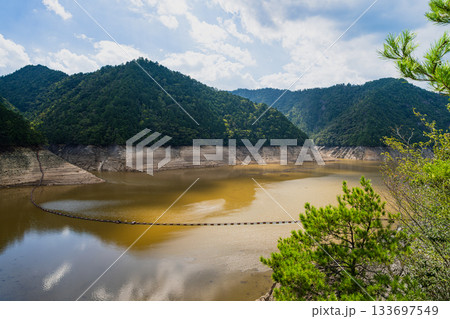 新城市の宇連ダムの風景(愛知県) 133697549