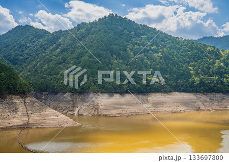 新城市の宇連ダムの風景(愛知県) 133697800