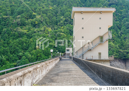 新城市の宇連ダムの風景(愛知県) 133697821