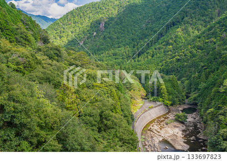 新城市の宇連ダムの風景(愛知県) 新城市の宇連ダムの風景(愛知県) 133697823