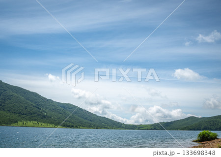 夏の野反湖と広がる青空が描く爽やかな高原の湖畔風景(群馬・中之条町) 夏の野反湖と広がる青空が描く爽やかな高原の湖畔風景(群馬・中之条町) 133698348