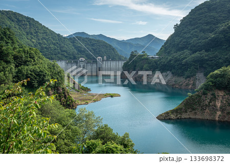 夏の奥四万湖と四万川ダムを望む清涼感あふれる絶景パノラマ 夏の奥四万湖と四万川ダムを望む清涼感あふれる絶景パノラマ 133698372
