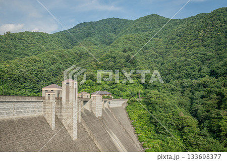 群馬県中之条町・四万川ダムと緑豊かな山々の夏景色 群馬県中之条町・四万川ダムと緑豊かな山々の夏景色 133698377