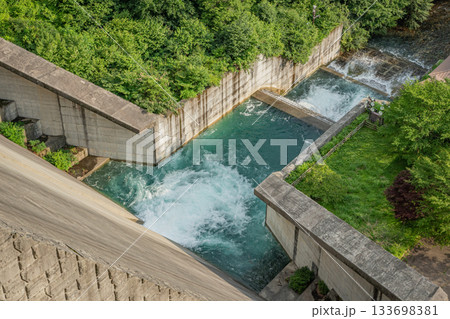 群馬県中之条町・四万川ダムの放流と水流がつくる迫力の景観 群馬県中之条町・四万川ダムの放流と水流がつくる迫力の景観 133698381