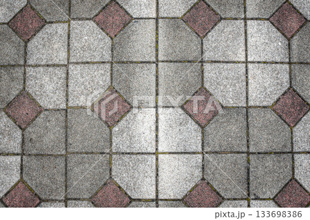 日本の歩道に敷かれた幾何学模様の石畳テクスチャ背景 133698386