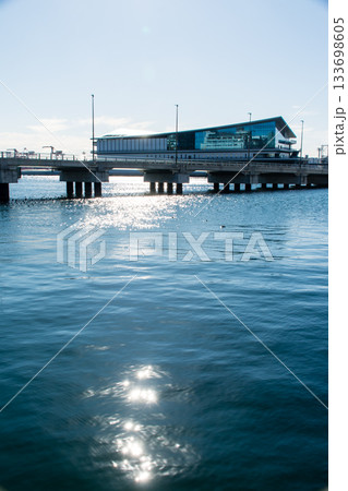 眩しい太陽の明るい日差しの下のお台場の港にかかる道路とそれを支える橋げた 東京のお台場公園にて 眩しい太陽の明るい日差しの下のお台場の港にかかる道路とそれを支える橋げた 東京のお台場公園にて 133698605