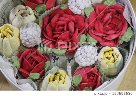 Marshmallow flowers in a hat box, marshmallow tulips and roses, homemade marshmallow, close-up 133698656