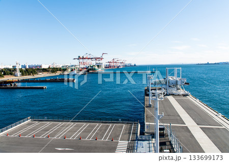 海面に囲まれたふ頭と遠くに見える大型たクレーン 東京のお台場にて 海面に囲まれたふ頭と遠くに見える大型たクレーン 東京のお台場にて 133699173