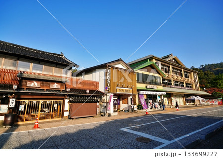 出雲大社隣接の観光センター街の風景 出雲大社隣接の観光センター街の風景 133699227