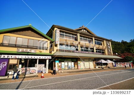出雲大社隣接の観光センター街の風景 出雲大社隣接の観光センター街の風景 133699237