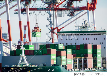 大型貨物船にコンテナを載せる大型クレーン 東京のお台場のふ頭にて 大型貨物船にコンテナを載せる大型クレーン 東京のお台場のふ頭にて 133699400