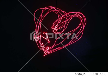 黒背景のレーザーポインターのハート型の軌跡 黒背景のレーザーポインターのハート型の軌跡 133701459