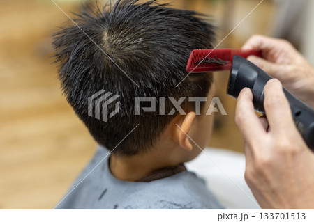 バリカンで散髪する男の子 133701513