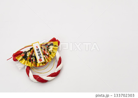 白い背景に置かれた水引の扇飾り。お正月、新年の祝い、和風のイメージ素材 白い背景に置かれた水引の扇飾り。お正月、新年の祝い、和風のイメージ素材 133702303