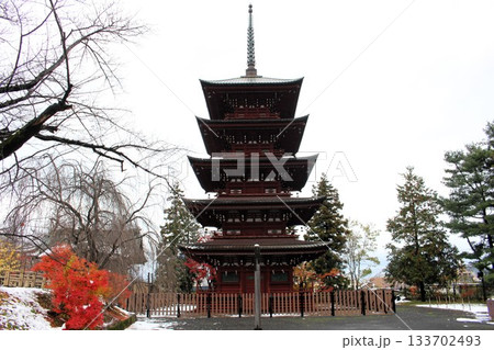 雪と紅葉の五重塔　最勝院　重要文化財　弘前市　青森県　 133702493