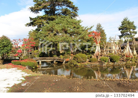 雪と紅葉の藤田記念庭園　有形文化財　弘前市　青森県　天守閣　 133702494