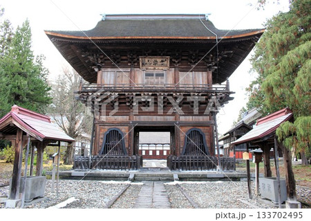 晩秋の三門　重要文化財　長勝寺　弘前市　青森県　　 133702495