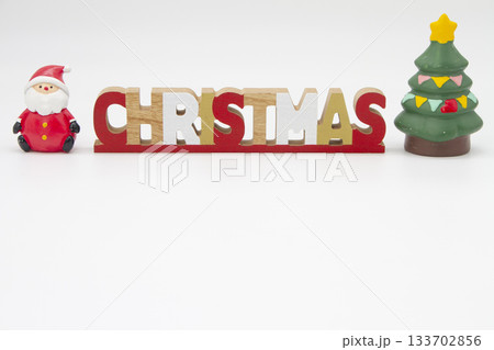メリークリスマス!サンタとツリーと木製文字のオブジェ(白背景) メリークリスマス!サンタとツリーと木製文字のオブジェ(白背景) 133702856