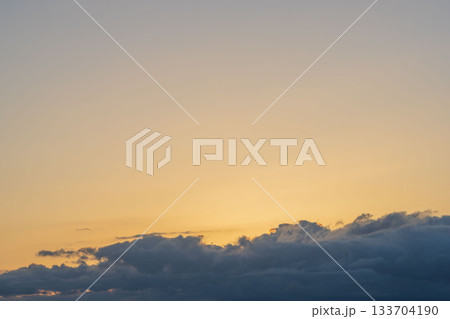 秋の空 朝焼けに染まる空と雲26 秋の空 朝焼けに染まる空と雲26 133704190