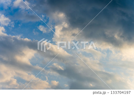 秋の空 夕暮れの時の空と雲13 秋の空 夕暮れの時の空と雲13 133704197