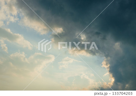秋の空　夕暮れの時の空と雲20 133704203