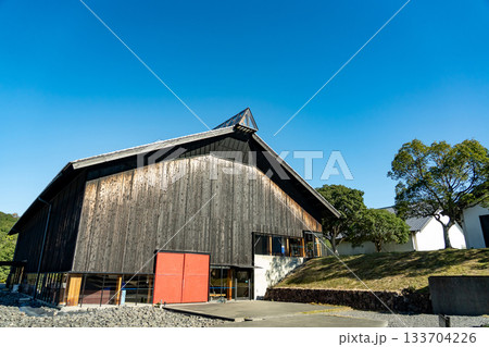 三重県鳥羽市　秋の海の博物館の中庭 133704226